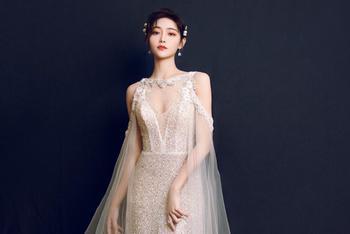 许佳琪抹胸长裙秀深V
