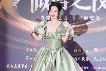 张萌泡泡袖事业线吸睛