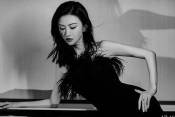 景甜露肩抹胸身材曼妙