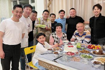 郭德纲一家四口同框