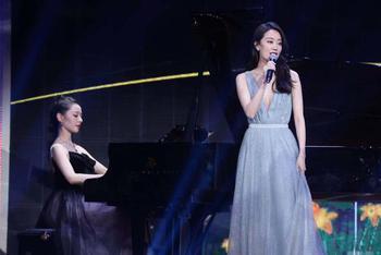 张小斐吉娜同台表演