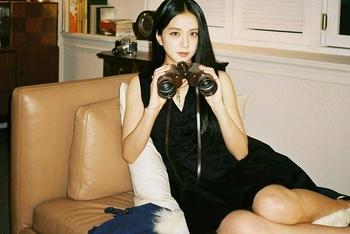 金智秀深V短裙美腿性感