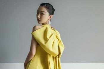周冬雨背蝴蝶结亮相