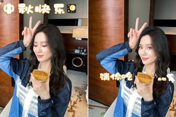 刘诗诗捧月饼比剪刀手