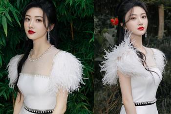 景甜羽毛长裙身姿曼妙