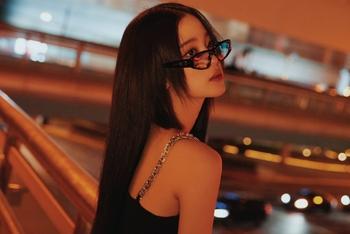 欧阳娜娜吊带秀香肩
