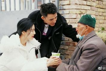 范冰冰看望留守老人