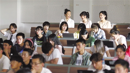 《三十而已》的三位女主角与《二十不惑》的四位女主角在剧中同框