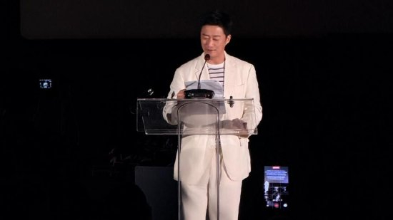 吴京为观众介绍影片
