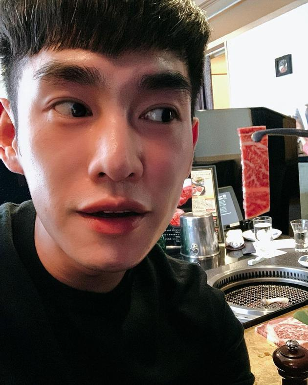 张书豪晒出吃烤肉的照片