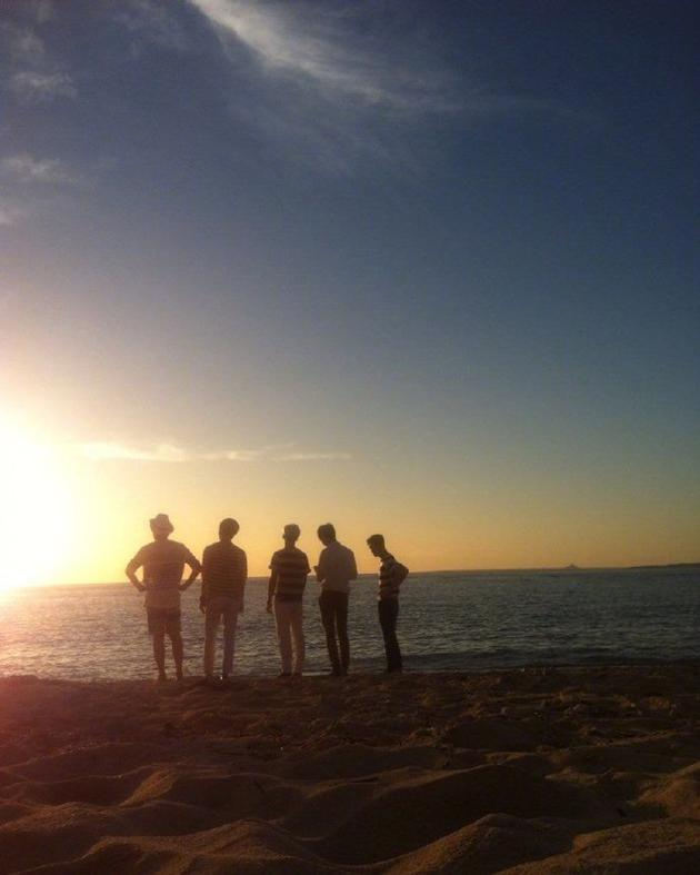 珉豪晒SHINee五人背影照