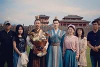 杨洋最新剧组照曝光 与张丰毅同框古装造型俊朗挺拔