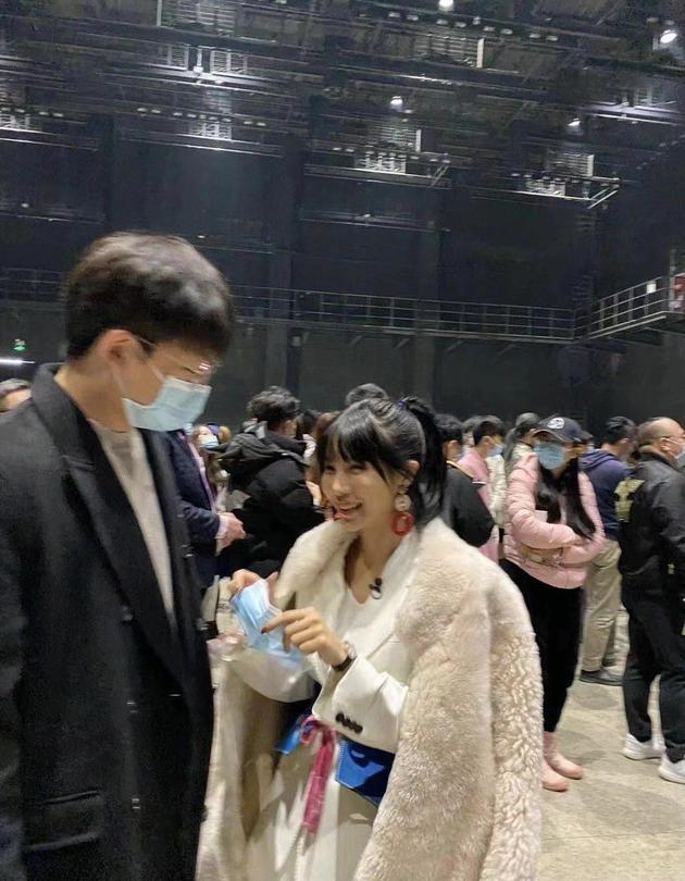 张沫凡和男友被拍