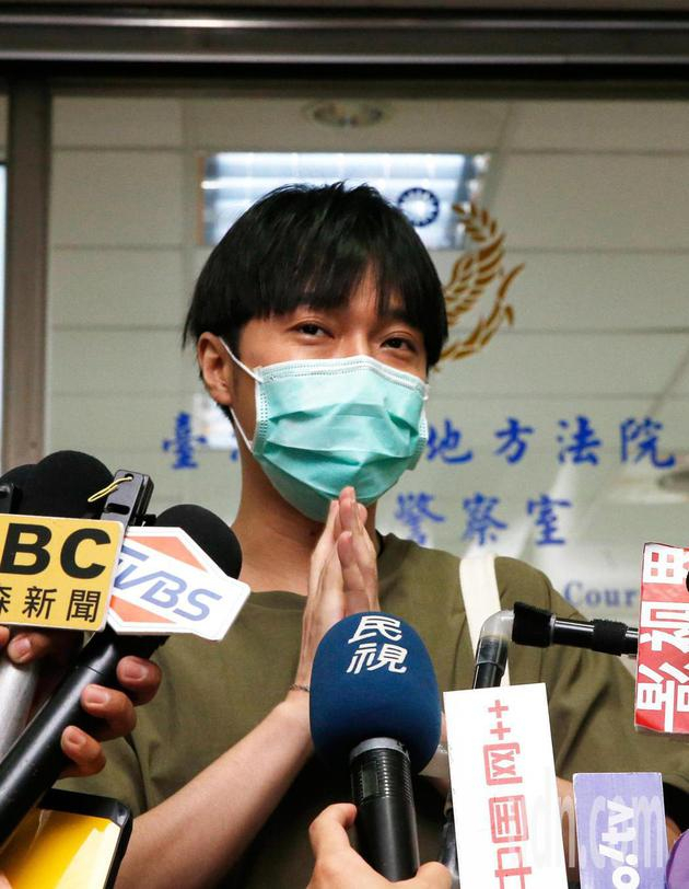 吴青峰简要发表声明 郑超文/摄影