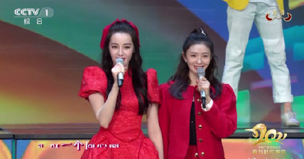 迪丽热巴、刘浩存牵手合唱