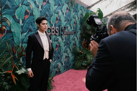 阿云嘎托尼奖红毯侧拍图