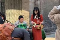 高糊也美!郑爽路透生图曝光 身穿复古红裙笑容甜