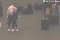 詹姆斯得知科比去世泪崩 与友人拥抱憔悴至极