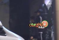 黄子韬深夜按摩后路边抽烟 与朋友火锅店聚餐好享受