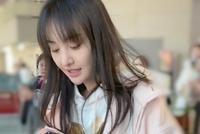 郑爽穿粉色外套齐刘海清新可爱 抱毛绒玩具甜笑状态满分