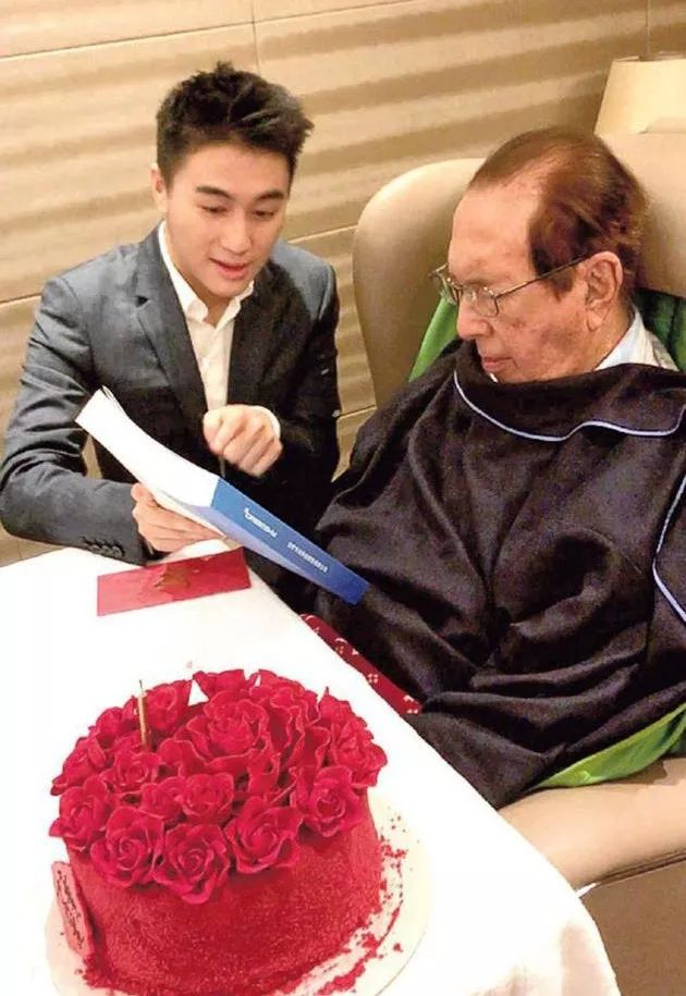 何猷君特别以公司招股书为礼物