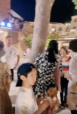 网友偶遇姚晨带儿子逛街 小土豆反戴帽子站妈妈身边好乖巧