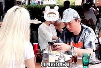 偶遇王思聪与金发美女吃饭 时而热聊时而玩手机休闲随意