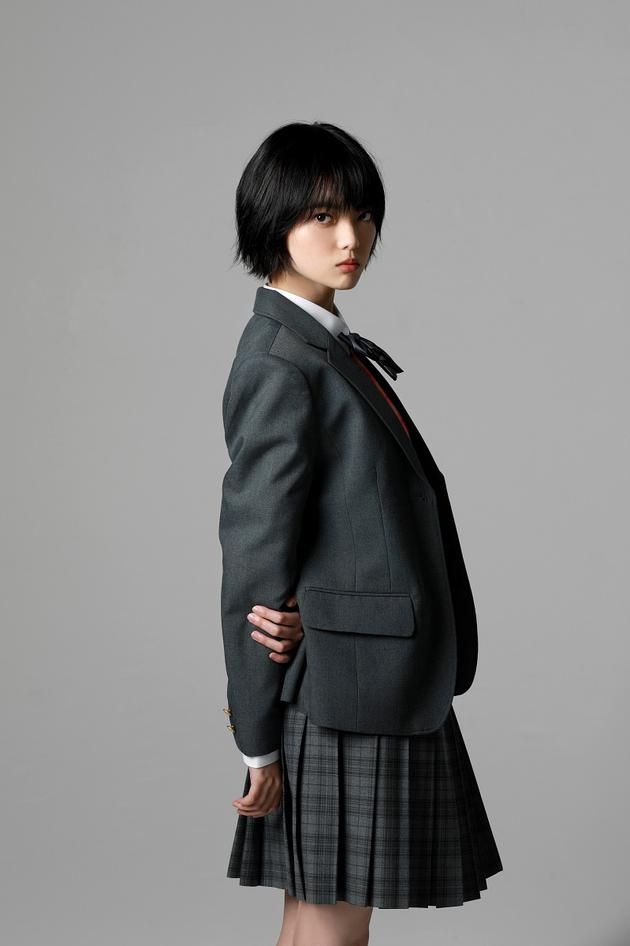 平手友梨奈第一次饰演悬疑电影《三角窗外是黑夜》女主