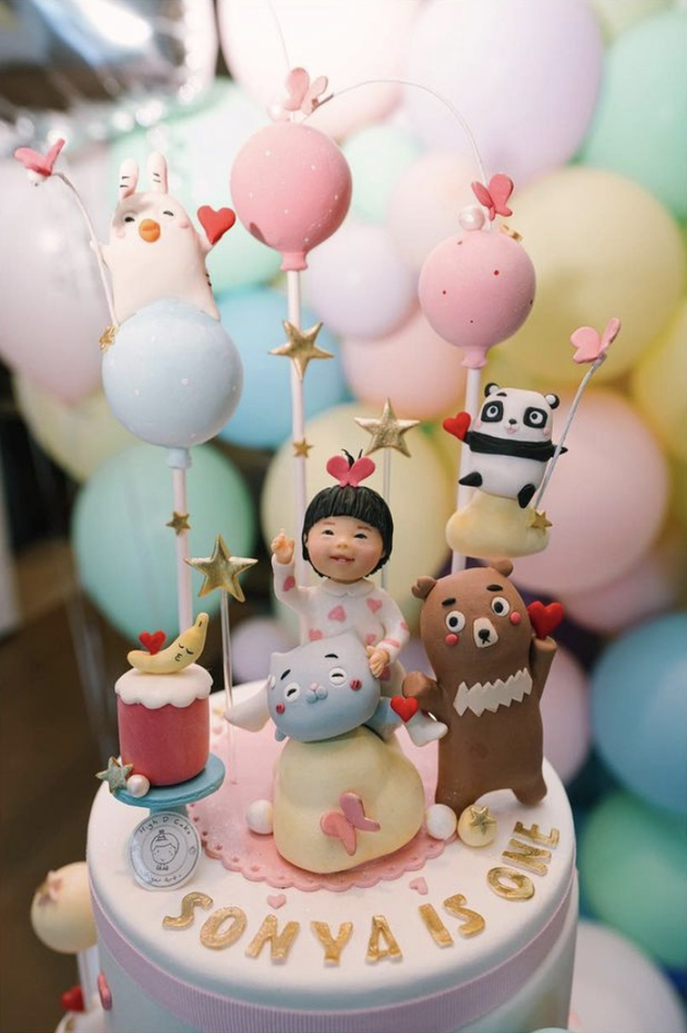 带有女儿造型公仔的生日蛋糕
