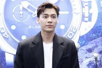 李易峰黑白西装LOOK成熟有型 带动现场节奏气氛