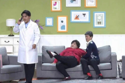 贾玲踢不到卜钰