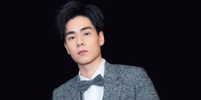 胡一天自曝上台紧张到腿发抖