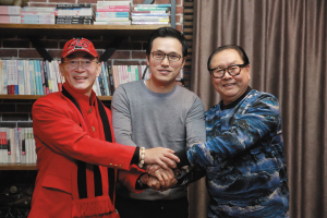 六小龄童（左）、马德华（右）与出品方负责人柯利明联手再创经典