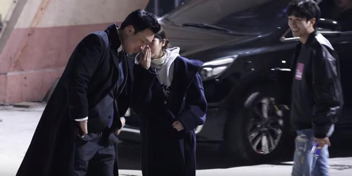 iu嗓子疼不能讲话 耳语传话保镖叮嘱粉丝