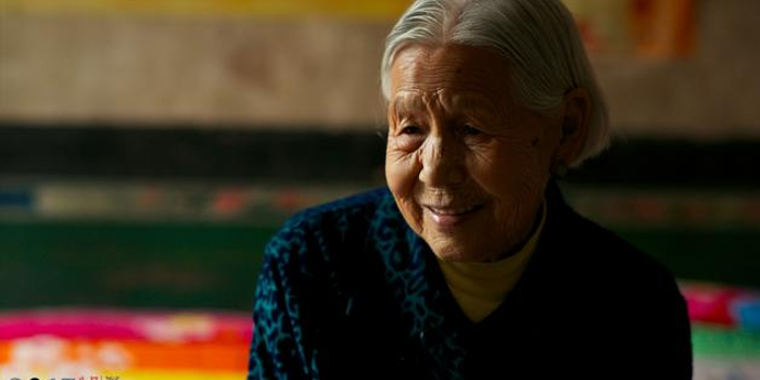 23 11:05:54 新浪娱乐 《二十二》李爱连老人剧照 李爱连生前非常爱猫