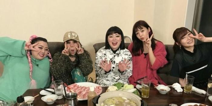 自己在家開豪華女子會的樣子,指原莉乃,藤田妮可,blouson知惠美都來了