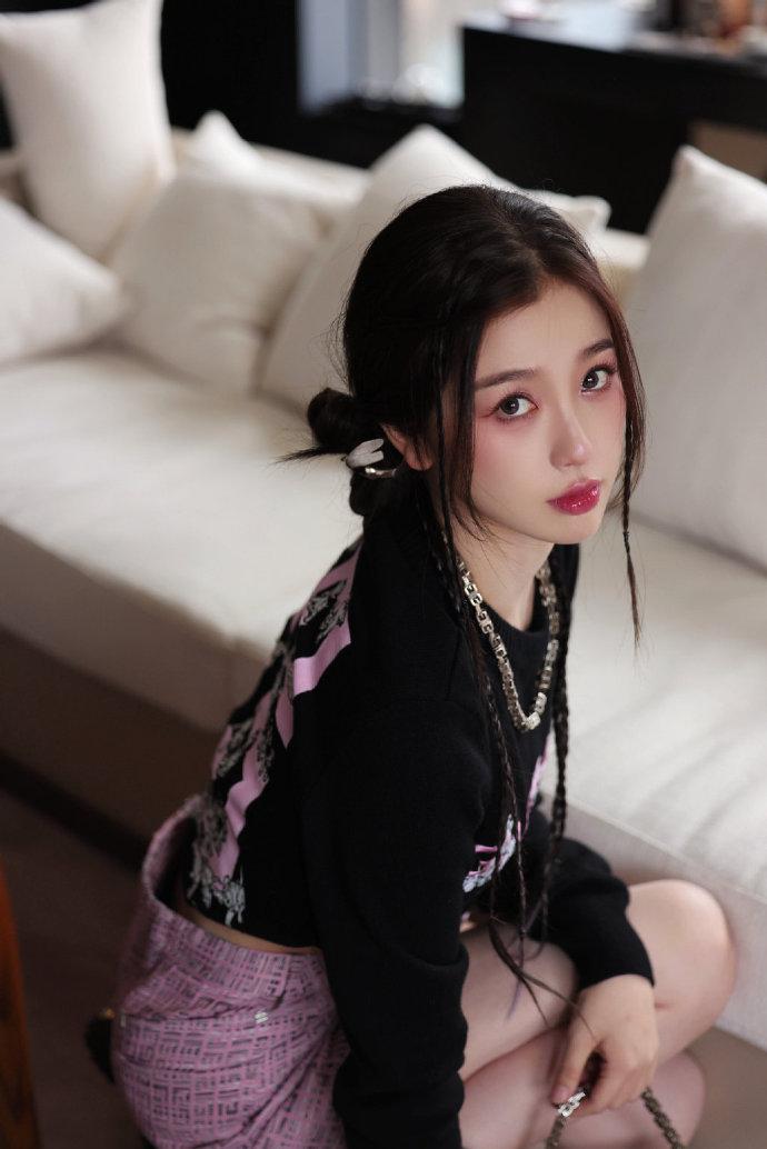 虞书欣粉色腮红妆容