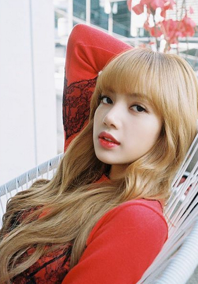 Lisa 金色渐变染发+珊瑚唇