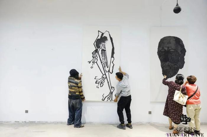 “空生大有”——远艺术洞穴开馆展开幕式现场,赵明远的行为艺术表演现场