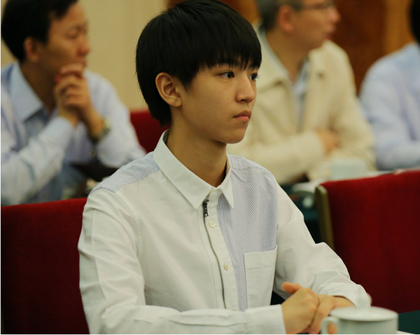 2015年5月4日王俊凯作为代表参加了在人民大会堂举办的共青团中央优秀青年座谈会