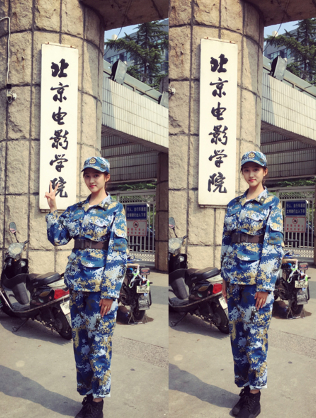 关晓彤在电影学院门口自拍