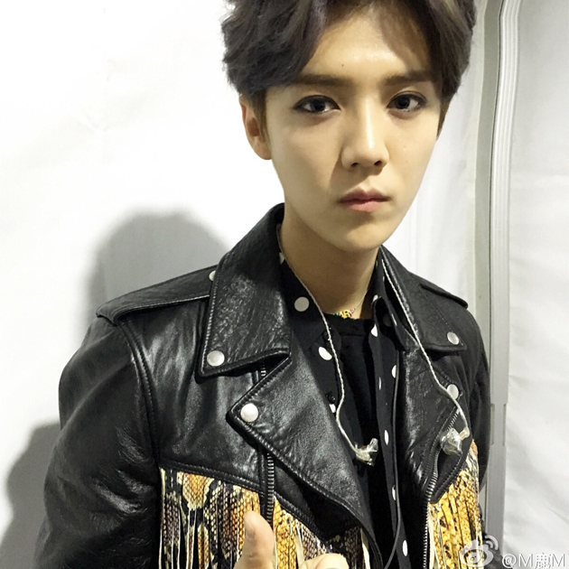 鹿晗穿机车皮衣