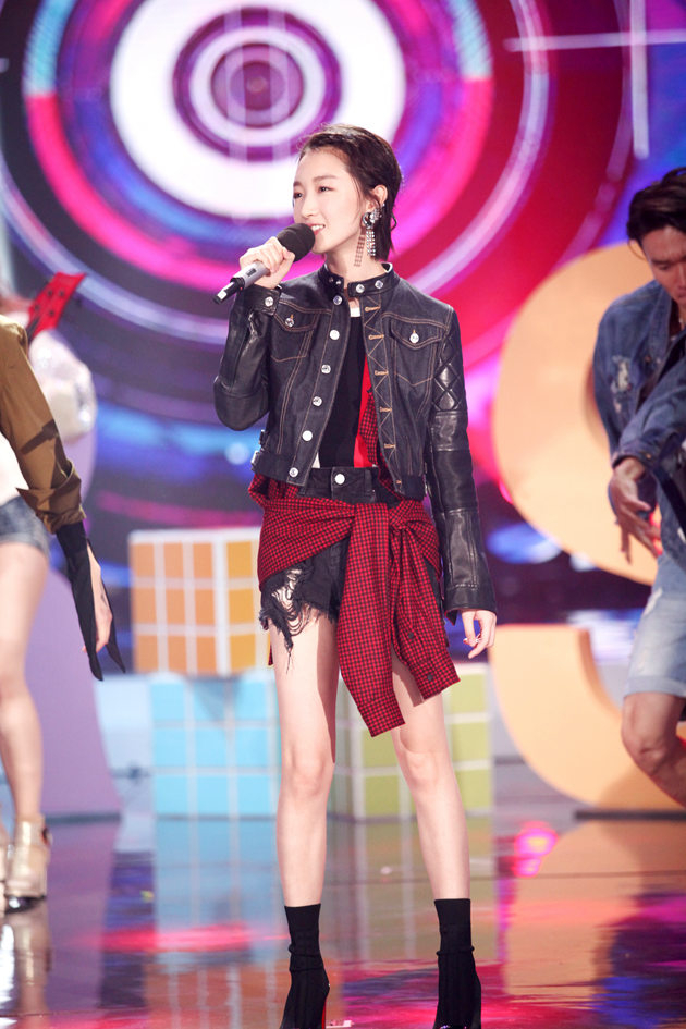 周冬雨变身摇滚小花