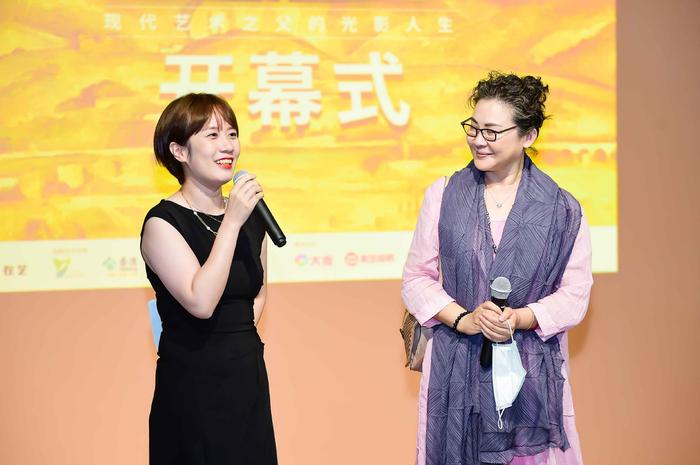 图右为著名表演艺术家丛珊女士