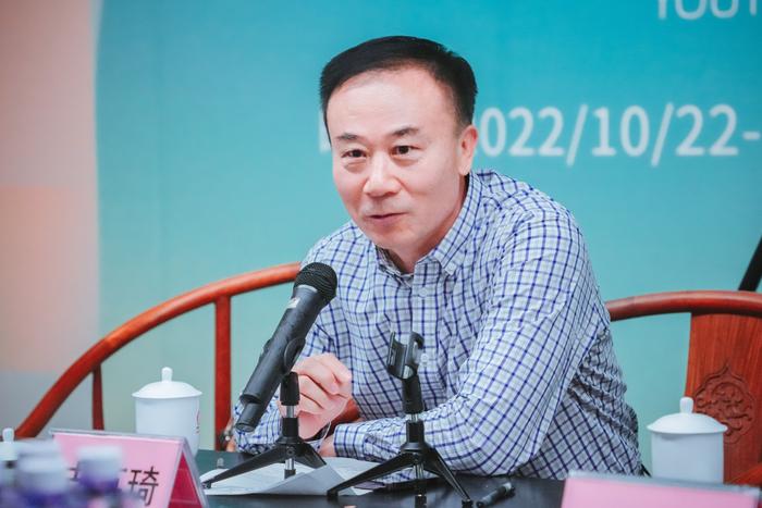 山东文艺评论家协会副主席支英琦主持座谈会发言