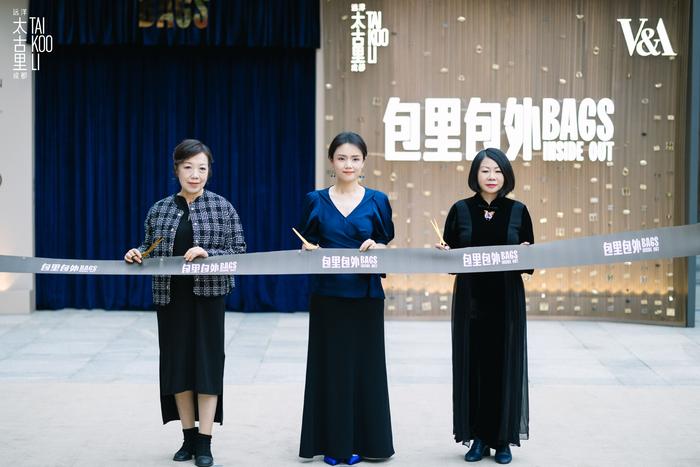 左起:国家级非遗漆器大师尹利萍女士、成都远洋太古里总经理伍玉珊女士、国家级非遗蜀绣大师孟德芝女士