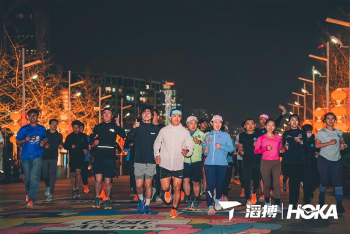 跑步爱好者参与开业跑活动，全面的跑步者社区服务和体验，尤其是在户外、HOKA中国事业部高管出席HOKA青岛海信品牌零售店开业仪式