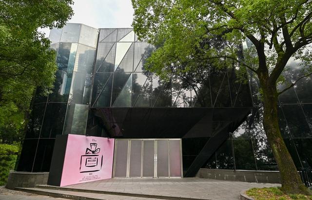 《迪奥小姐 : 爱与玫瑰》展览上海揭幕