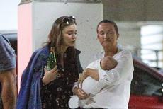 米兰达-可儿产后首露面美腿依旧 亲吻小baby眼神宠溺