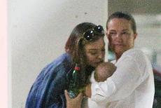 米兰达-可儿产后首露面美腿依旧 亲吻小baby眼神宠溺